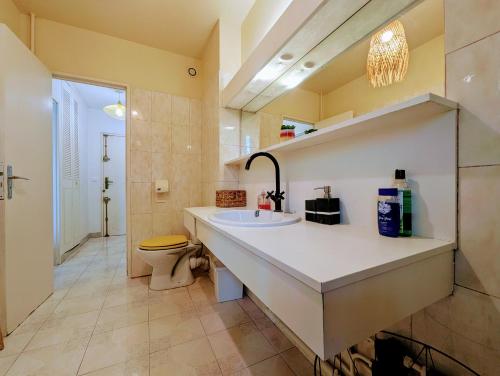 Ένα μπάνιο στο Budget apart with balcony