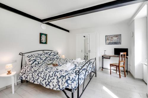 a bedroom with a bed and a desk at Residenza Quadrifoglio in Casalzuigno