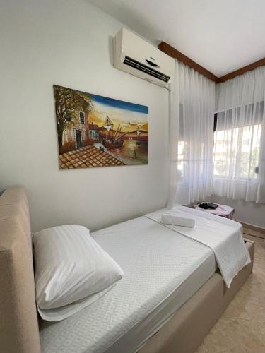 Un pat sau paturi într-o cameră la Helias Nest