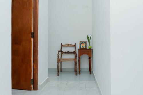 a chair and a table in a hallway at Villa 83 in Nedimale