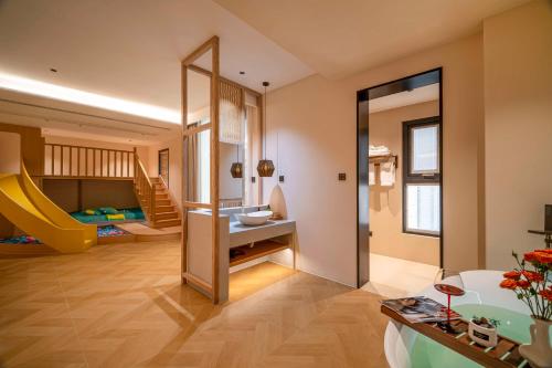 a living room with a slide and a bedroom at Wuxing Qinglan Homestay in Houhong