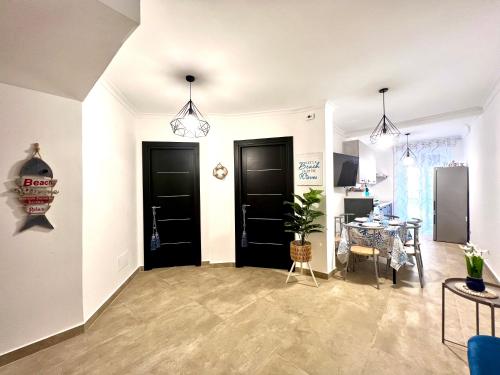 Η κουζίνα ή μικρή κουζίνα στο ROMA GOLDEN BEACH Apartment