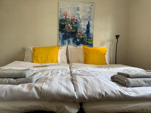 Ένα ή περισσότερα κρεβάτια σε δωμάτιο στο ZeNour Your Cozy Stay in Åmål