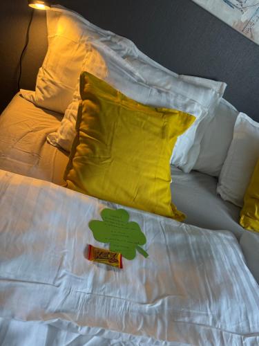 Ένα ή περισσότερα κρεβάτια σε δωμάτιο στο ZeNour Your Cozy Stay in Åmål