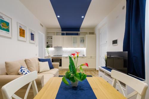 una sala de estar con una mesa y un sofá en RESIDENCE PARCO TALENTI, en Roma