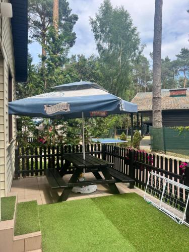 Taman di luar Barnaba Domki