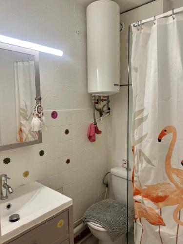 La salle de bains est pourvue d'un rideau de douche avec un canard. dans l'établissement Bohemia, à La Grande Motte