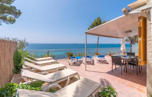 アルクーディアにあるFar D'alcanadaのデッキ(椅子、テーブル、パラソル付)