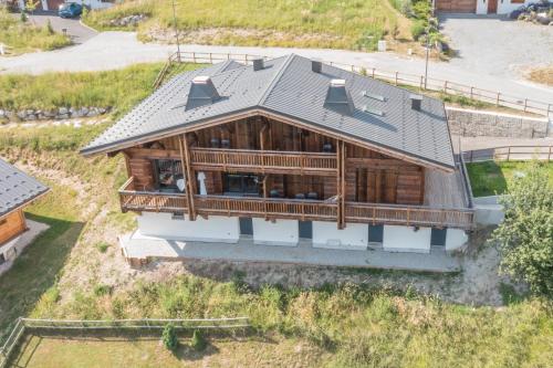 - une vue sur une maison dotée d'un toit en métal dans l'établissement Chalet Shana - Welkeys, à Praz-sur-Arly