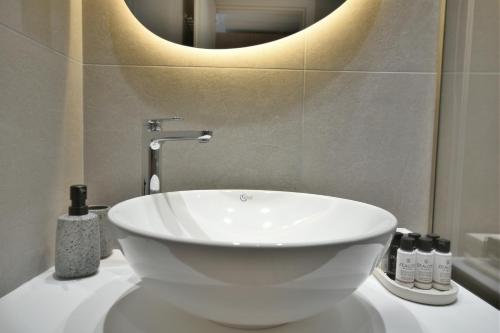Okeanis Hotel Tyrosにあるバスルーム