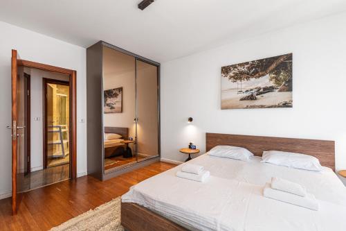 Postel nebo postele na pokoji v ubytování Blue Seacliff Luxe