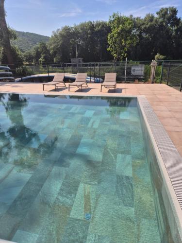 basen z 2 leżakami w obiekcie Hotel Csillag Tokaj w Tokaju