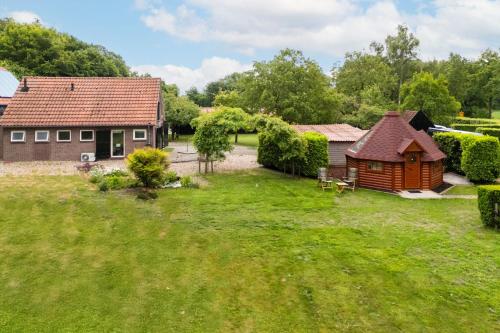 an aerial view of a house and a yard at Gastenverblijf Belle Rose Ruurlo in Ruurlo