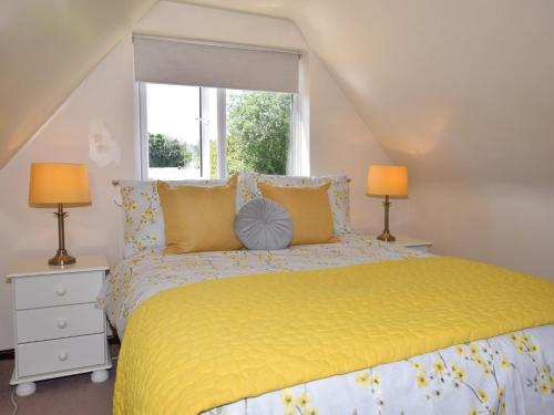 Postel nebo postele na pokoji v ubytování 2 Bed in Lyndhurst 75879