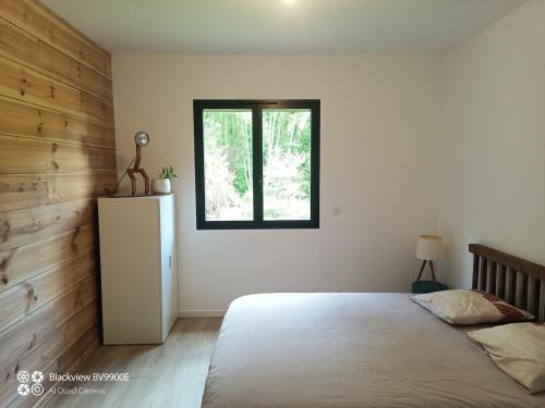 Ένα ή περισσότερα κρεβάτια σε δωμάτιο στο Maison avec rivière