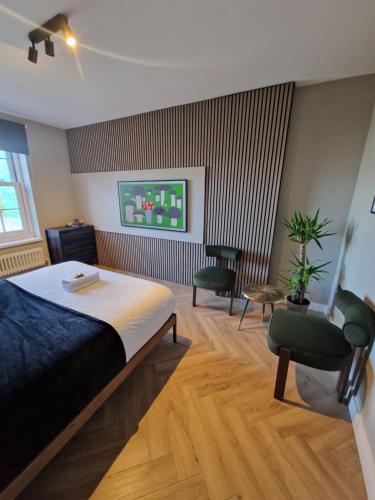 stylish bedroom ZONE 1 photo 3
