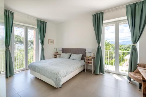 sypialnia z łóżkiem i dużymi oknami w obiekcie Agriturismo Le Masciare w mieście Paternopoli