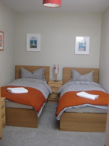 Ένα ή περισσότερα κρεβάτια σε δωμάτιο στο Howth village apartment