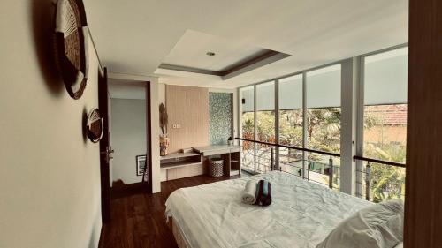 een slaapkamer met een bed en een groot raam bij Modern Villa near Seminyak & Canggu, Large Pool in Kerobokan