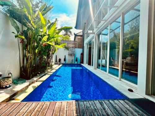 een zwembad in het midden van een huis bij Modern Villa near Seminyak & Canggu, Large Pool in Kerobokan
