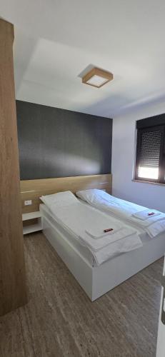Velika RekaにあるDelta Lake House 2の部屋に白いベッドがある寝室