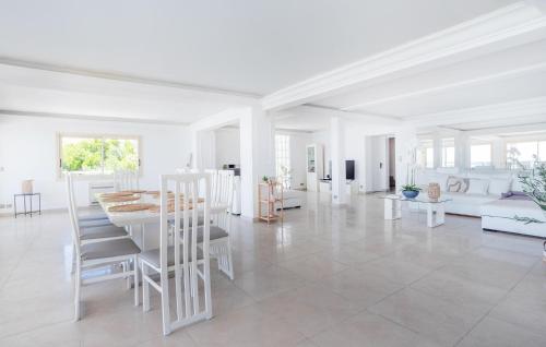 un salon blanc avec une table et des chaises dans l'établissement Beautiful Home In Les Issambres, aux Issambres