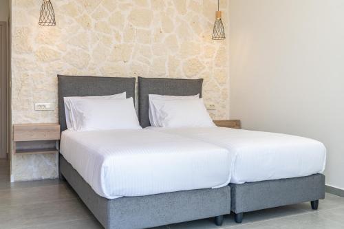 Ένα ή περισσότερα κρεβάτια σε δωμάτιο στο Aggelatos Stone Villas