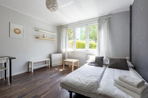 Beniowskiego Urban Calm Studio by BookingHost