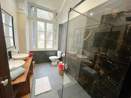 Kúpeľňa v ubytovaní Historic Corsican Apartment With Sea Views In Bastia