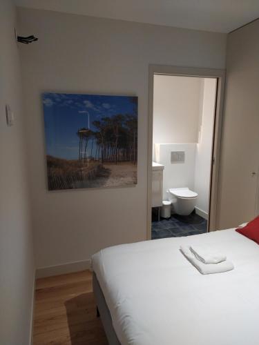 une chambre avec un lit et un tableau au mur dans l'établissement Appartement neuf centre historique, à Bordeaux