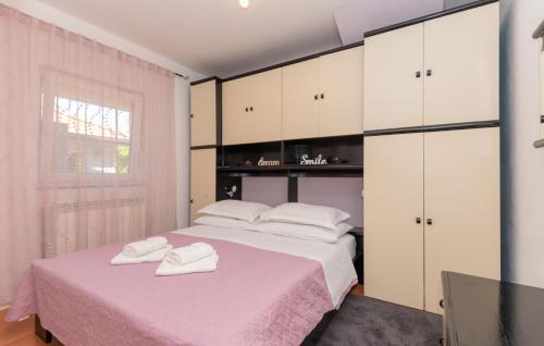 een slaapkamer met een groot bed en witte kasten bij Villa Piplica-Makarska by Villas Guide in Ujevići