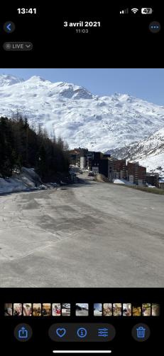 a view of a parking lot with snow covered mountains at Appartement Les Menuires - 4 personnes à 20 m des pistes in Les Menuires