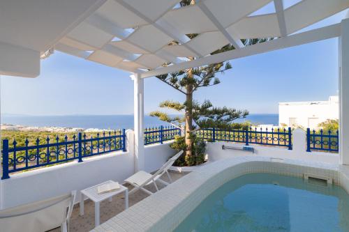 a swimming pool with a white pergola and a swimming poolvisor at Villa Happening in Imerovigli
