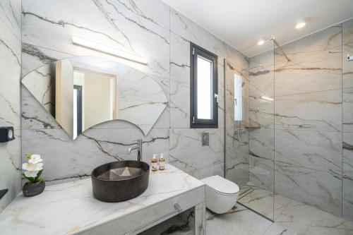 Ένα μπάνιο στο Aggelatos Stone Villas
