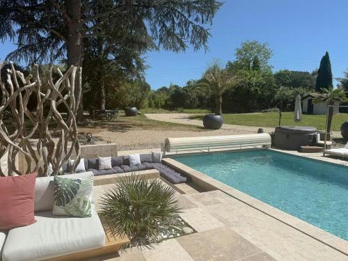 Villa With Pool In The Heart Of Montaubanの敷地内または近くにあるプール