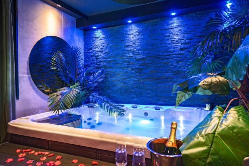 Cette chambre dispose d'une baignoire et d'un grand aquarium. dans l'établissement La Suite du Bouquet, à Cosqueville