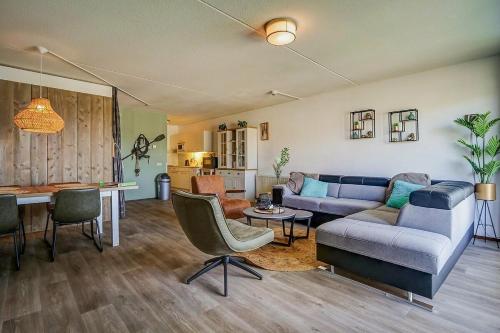 Χώρος καθιστικού στο Beach Apartment By The Sea