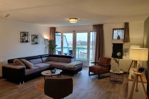 Χώρος καθιστικού στο Beach Apartment By The Sea