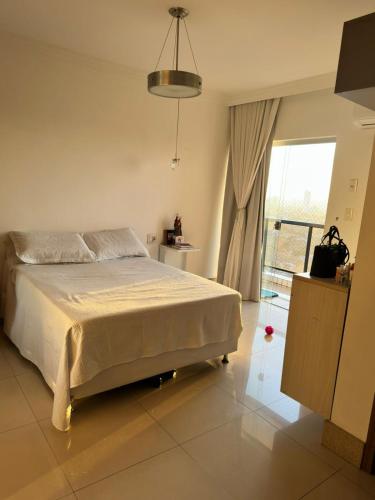 Katil atau katil-katil dalam bilik di Spacious Downtown Gateway 130m2 Apartment