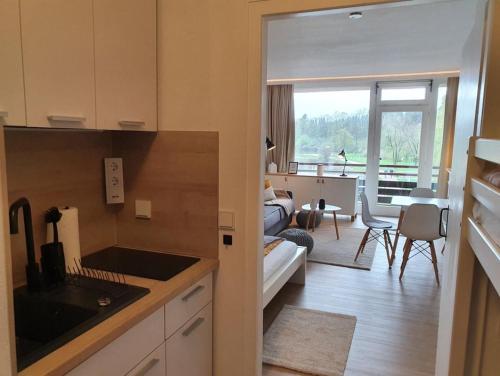 - une cuisine avec vue sur le salon dans l'établissement Lake Lodge am Kranichsee - Hahnenklee im Harz, à Goslar