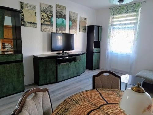 TV a/nebo společenská místnost v ubytování "PHÖNIX" mit Garten, bis 8 Personen, 1A Lage!