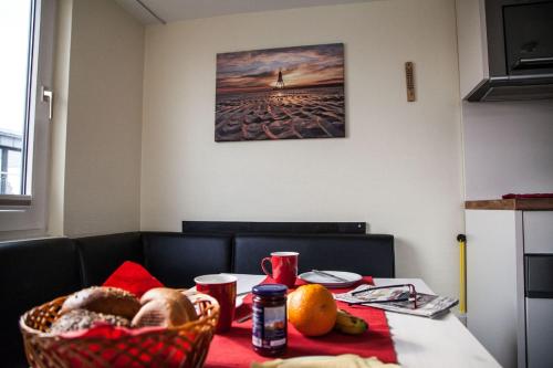 einen Tisch mit einem Obstkorb auf dem Tisch in der Unterkunft Dünenglück, Ferienwohnung 33 in Cuxhaven
