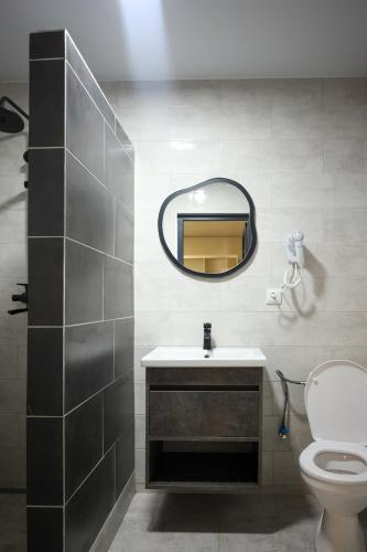 Ванная комната в OASIS Hotel NEW 2025