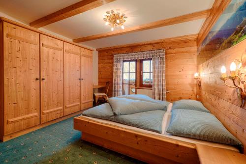 a bedroom with a bed in a wooden cabin at Ferienhaus Grabenhäusl in Grossarl