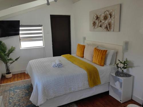 Ένα ή περισσότερα κρεβάτια σε δωμάτιο στο Cosy Top floor Studio Apartment