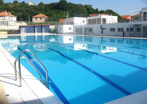 Bazén v ubytovaní Studio Apartmani Kaja i Iva alebo v jeho blízkosti