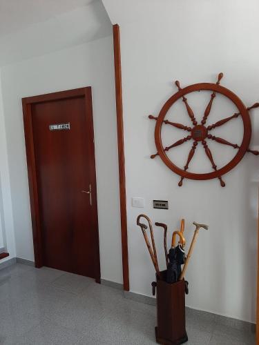因赫尼奥Vivienda el Timón的一间有木门的房间，墙上有一个木轮