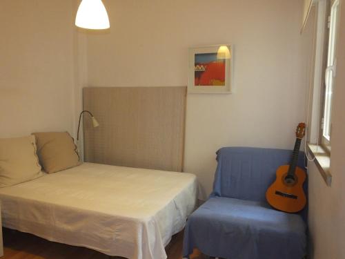 מיטה או מיטות בחדר ב-Mar de Sesimbra