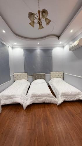 a bedroom with a bed and a ceiling at غرفتين نوم ومجلس في ابها بالقرب من Lavanda Park in Abha