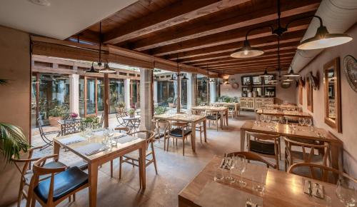 Restaurace v ubytování Hotel Ayllon